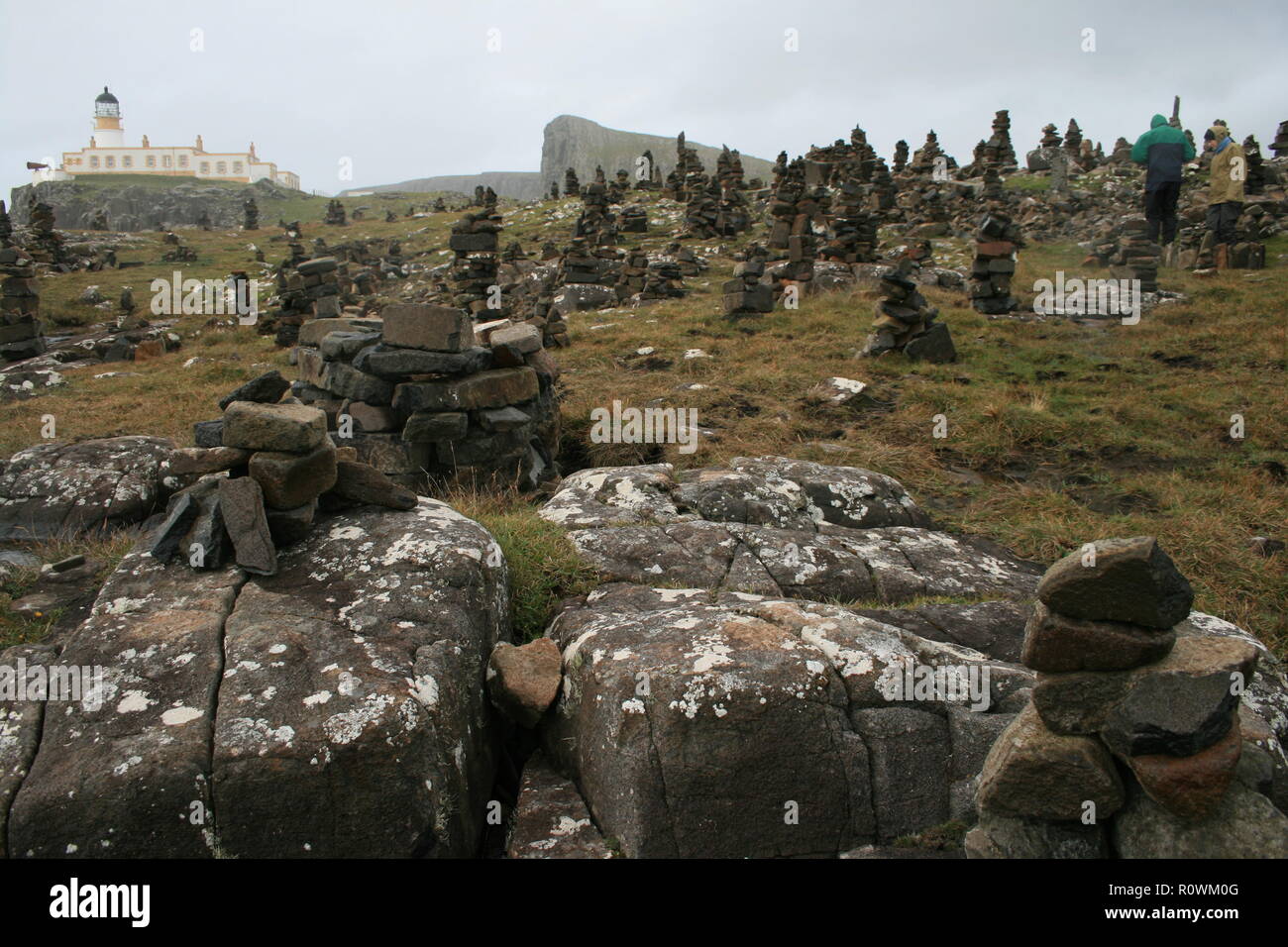 Île De Skye, Écosse. Les Stones De Cairn Debout Et Le Phare De Neist Point. Banque D'Images