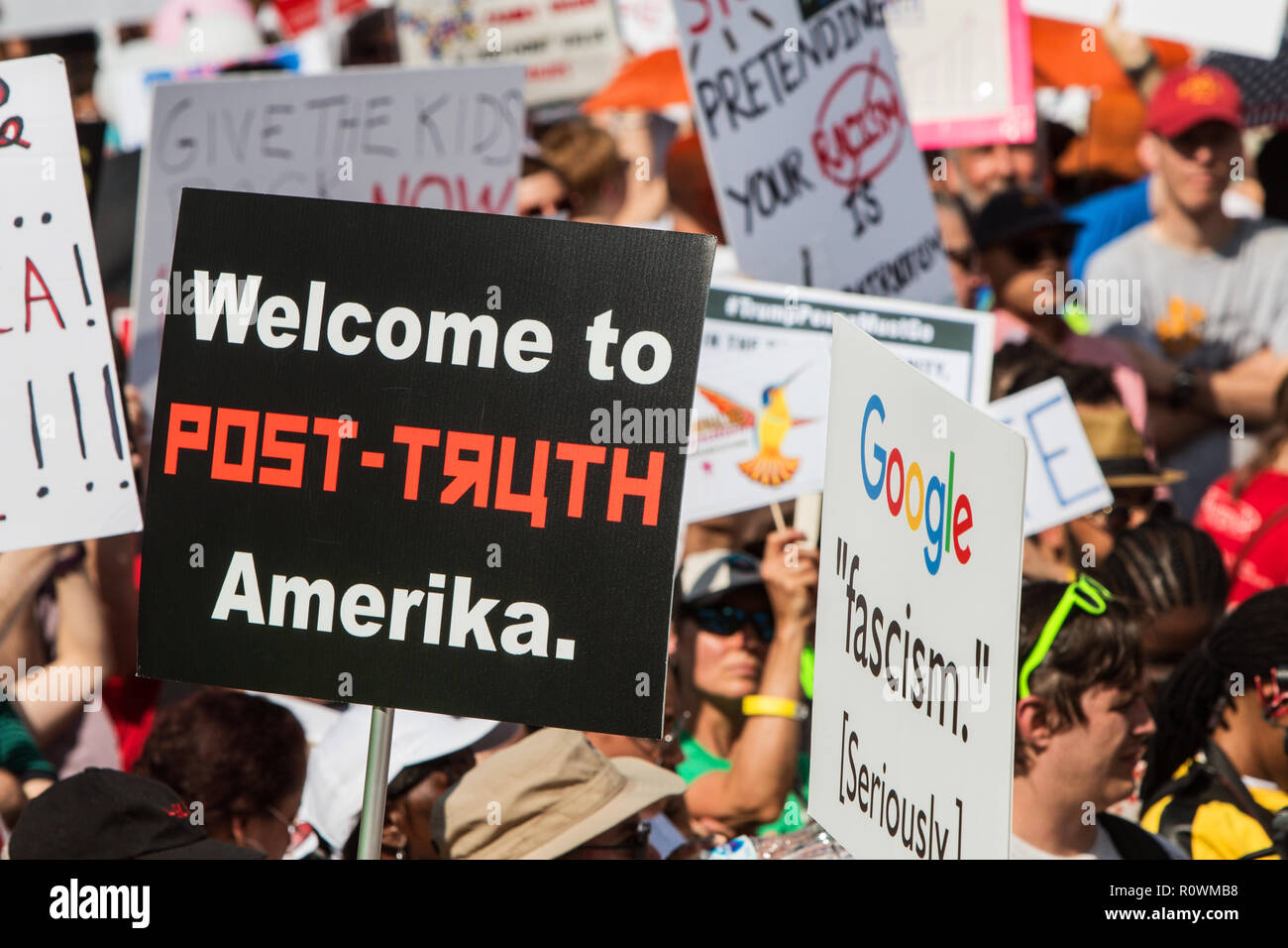 Un panneau 'Welcome to post-vérité Amerika' se distingue parmi d'autres signes en une loi de l'immigration protester et Mars le 30 juin 2018 à Atlanta, GA. Banque D'Images