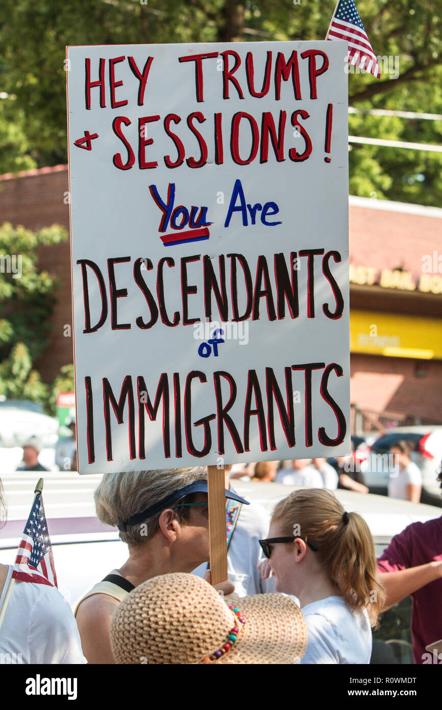 Une femme tient un panneau disant 'Hey Trump et Sessions, vous êtes des descendants d'immigrants, le droit de l'immigration' à une manifestation le 30 juin 2018 à Atlanta. Banque D'Images