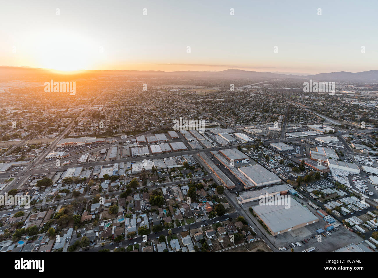 Coucher du Soleil vue aérienne vers Lankershim Blvd dans la vallée de soleil près de la vallée de Fernando de Los Angeles, Californie. Banque D'Images
