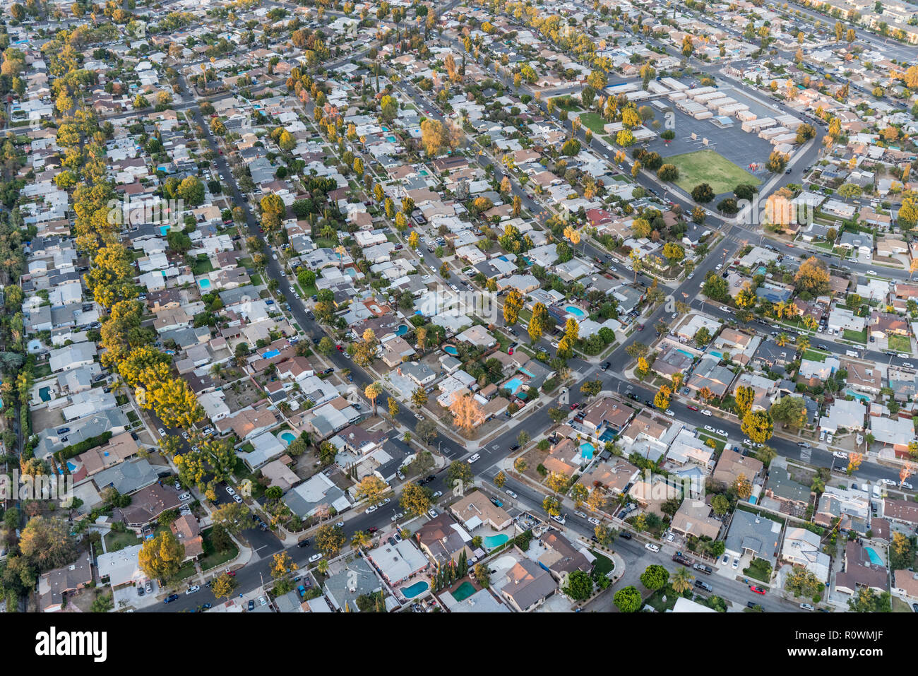 La fin de l'après-midi vue aérienne de maisons et de rues dans la région de la vallée de San Fernando de Los Angeles, Californie. Banque D'Images