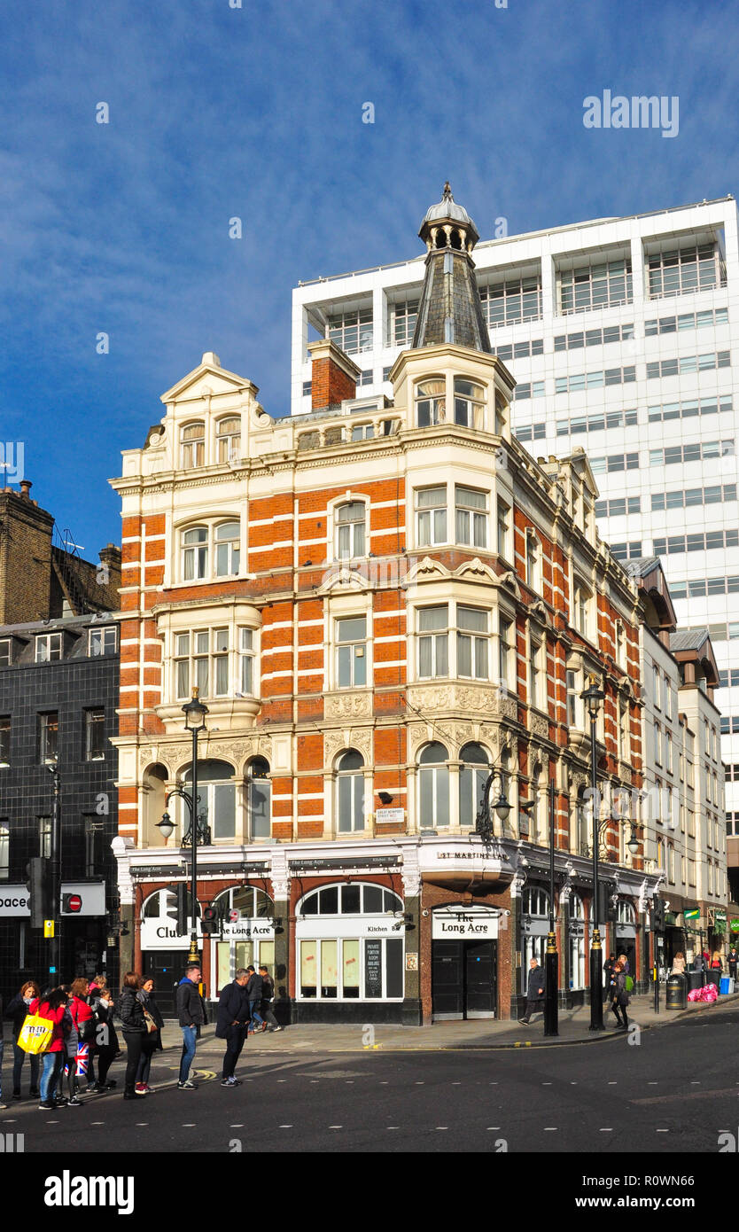 West End situé à l'angle de la St Martin's Lane et Grand Newport Street, London, England, UK Banque D'Images