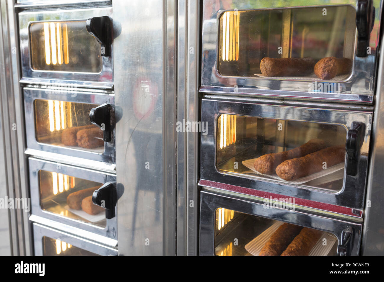 Fast food croquettes à l'intérieur d'une délicatesse machine automatique typiquement néerlandais aux Pays-Bas Banque D'Images