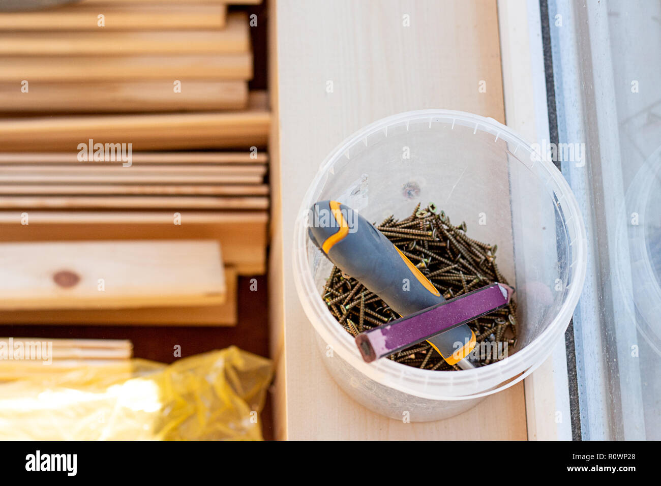 Création d'outils. Le processus de réparation d'une maison en bois. Des clous, crayon, tournevis, barres de bois Banque D'Images