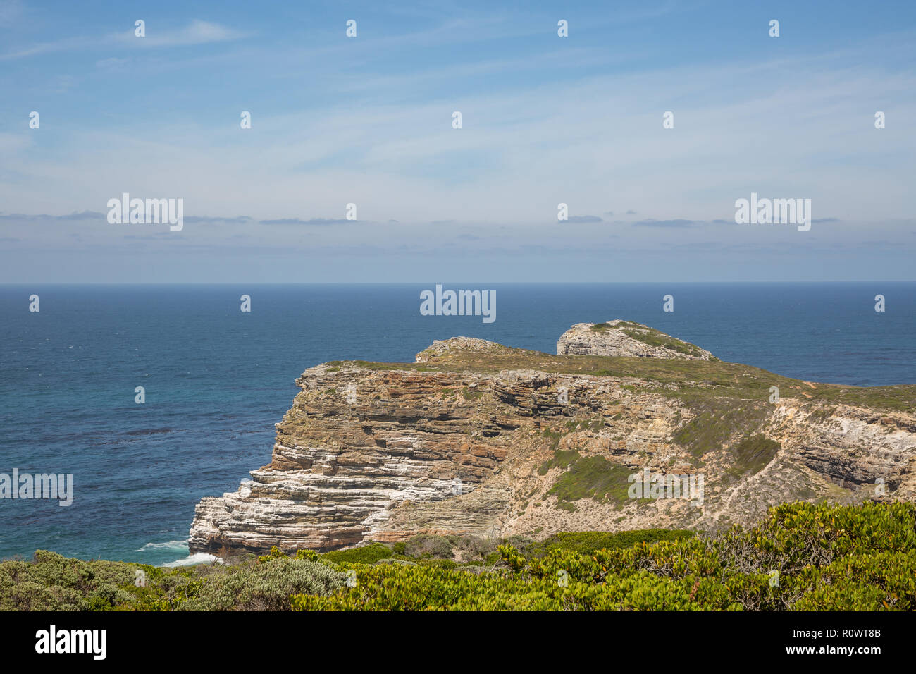 Vue rapprochée de l'océan et d'un rocher en été Banque D'Images