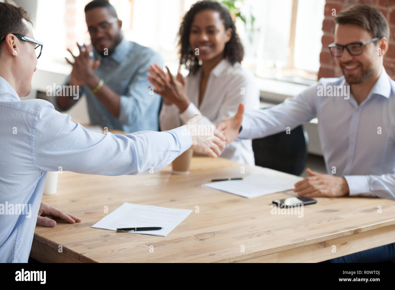 Heureux employés à l'occasion de chaque poignée de négocier avec succès Banque D'Images