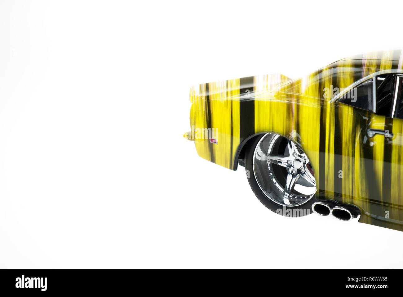 Vue arrière d'une voiture de muscle diecast révélés double avec forêt d'automne image sur fond blanc isolé Banque D'Images