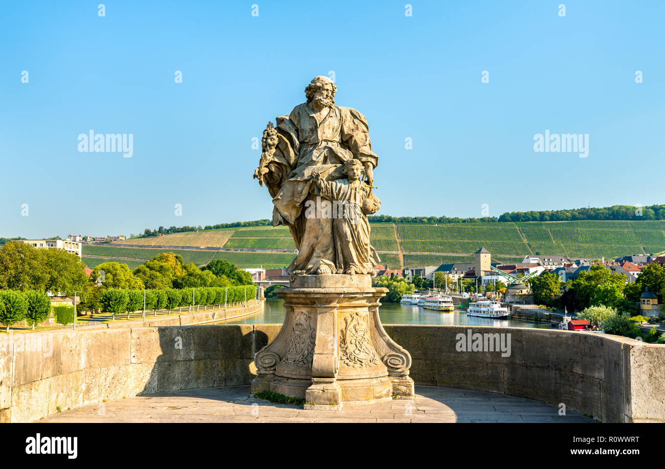 Statue de Saint Joseph avec Jésus sur l'Alte Mainbrucke, le vieux pont sur la rivière Main, à Würzburg, Allemagne Banque D'Images