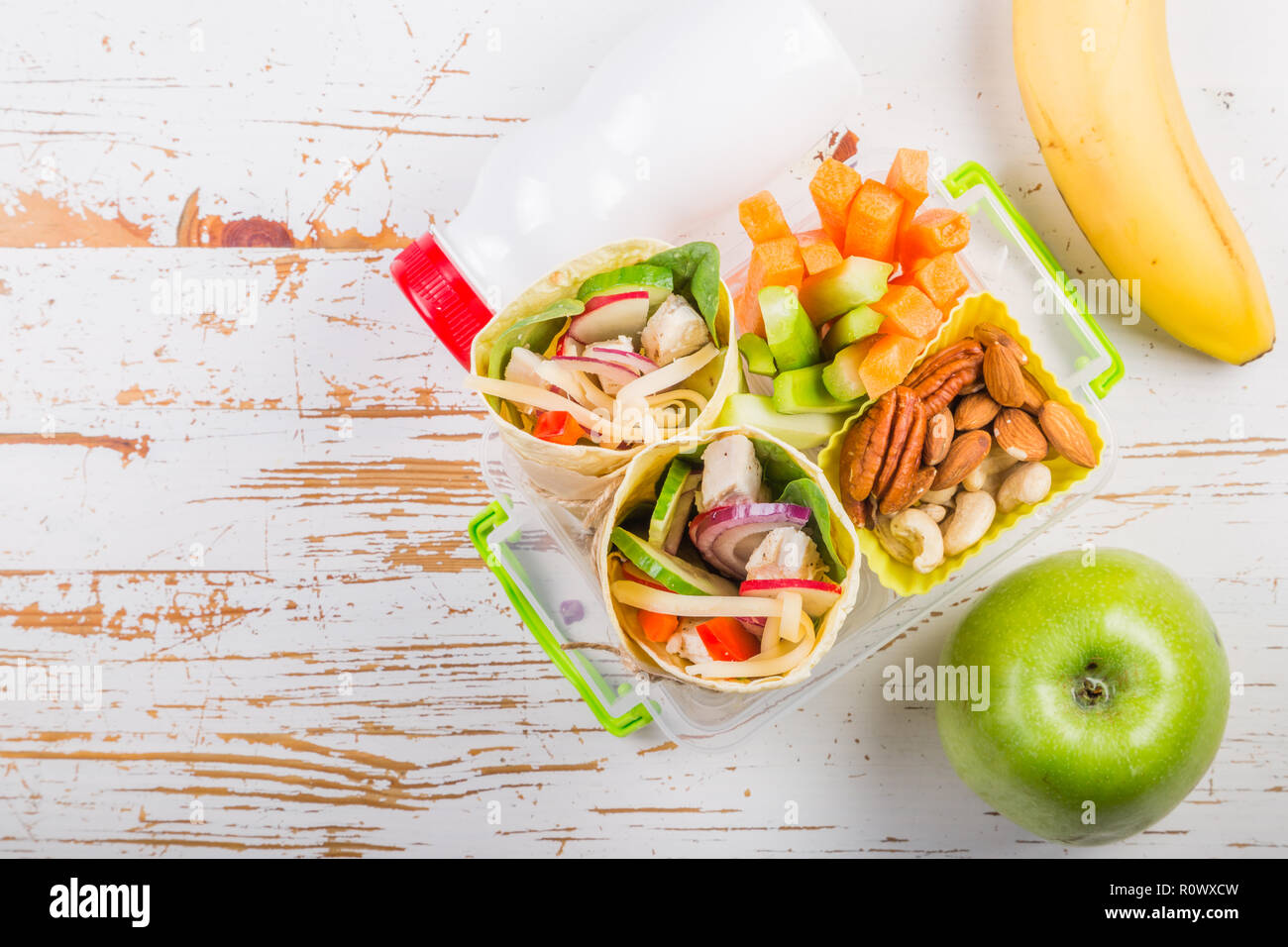 Le déjeuner d'aller avec tortillas et légumes Banque D'Images