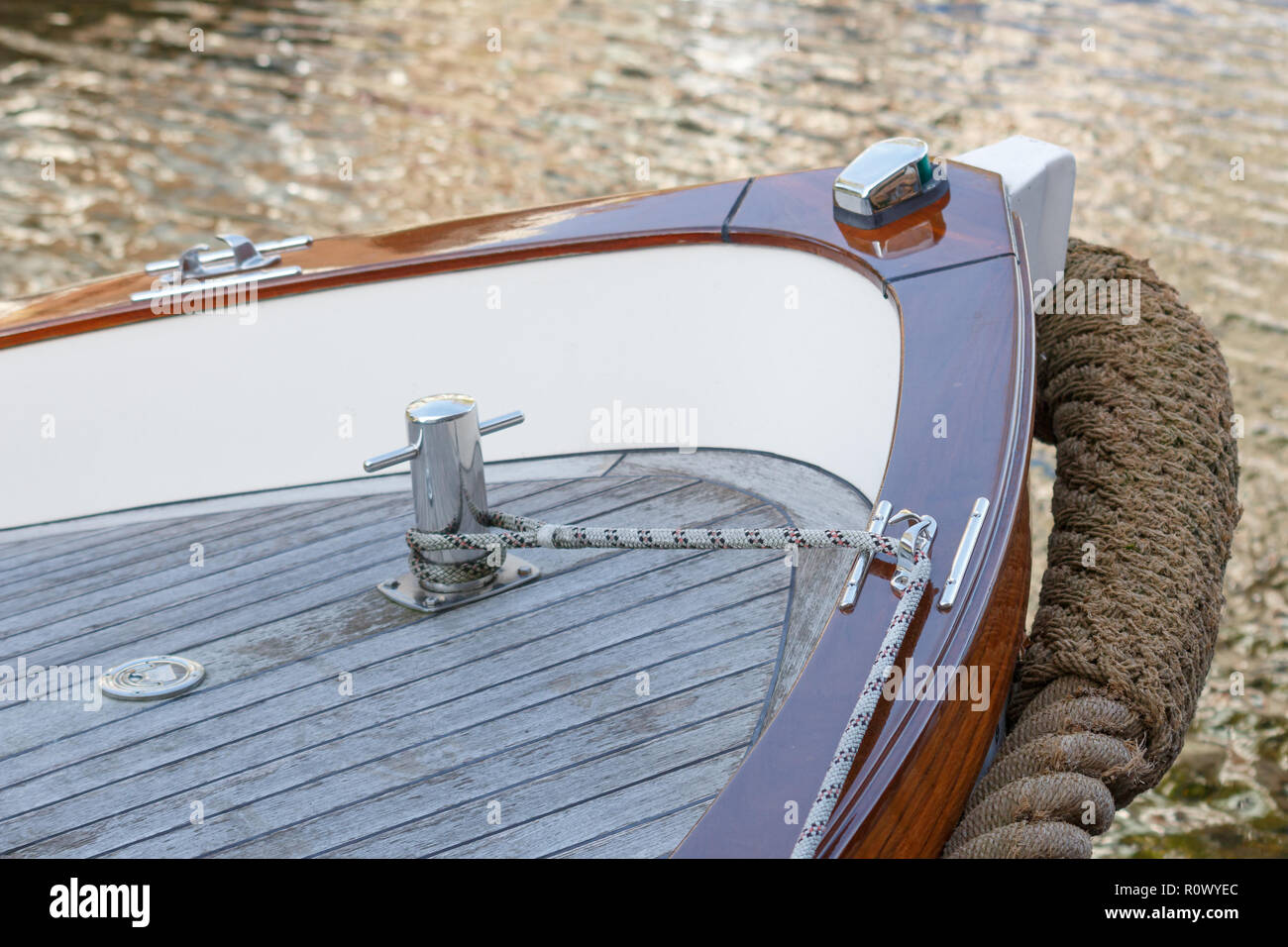 Proue d'un voilier avec voile bitt Banque D'Images