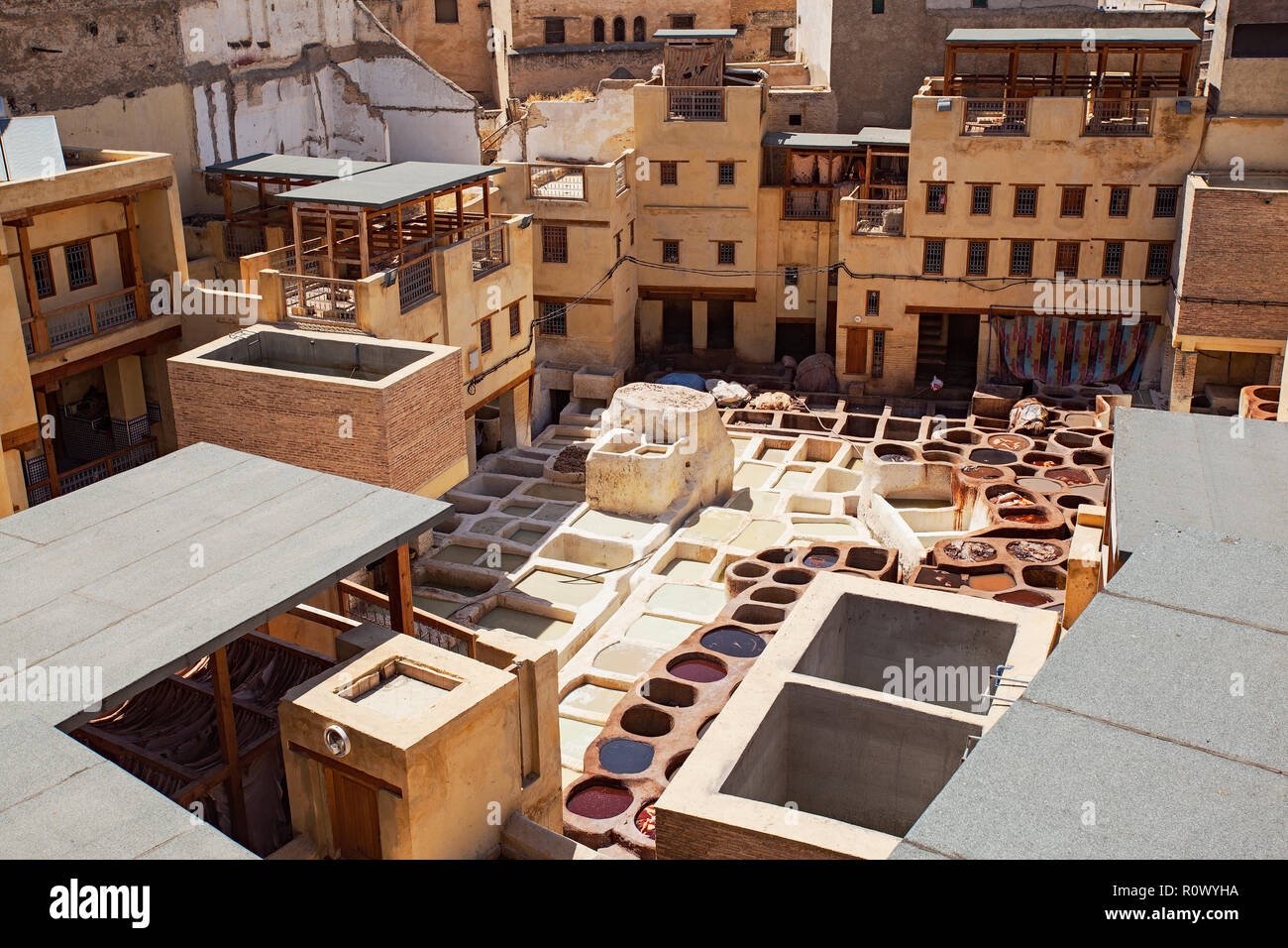 Une petite tannerie dans Fès, Maroc, Afrique. Banque D'Images