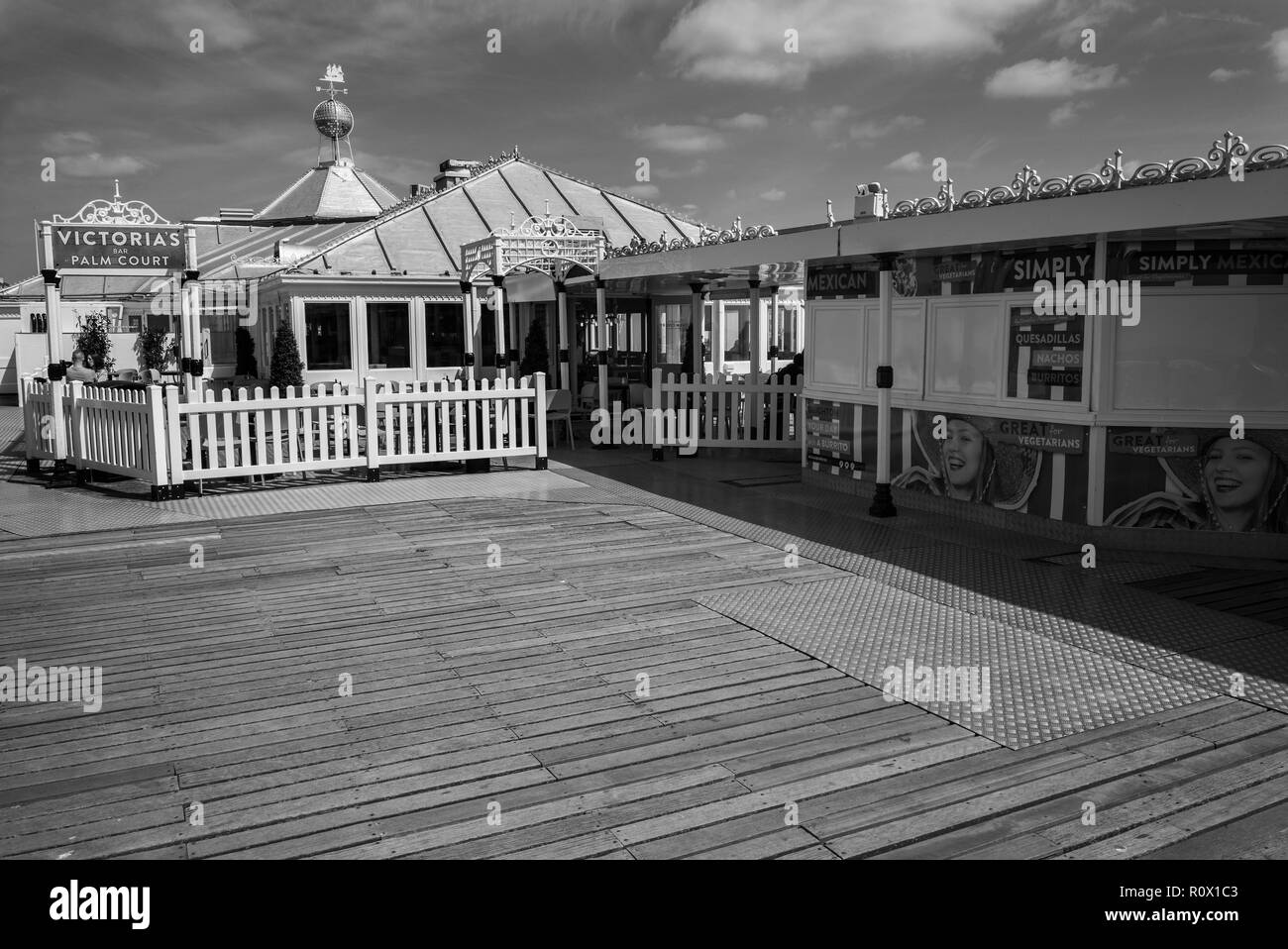 Victoria's bar et restaurant palm court sur Palace Pier de Brighton Sussex UK Banque D'Images