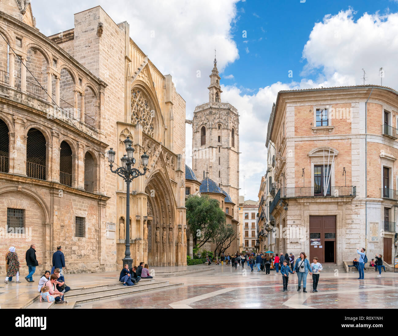 Micalet et la cathédrale de Valence à partir de la place de la Mare de Déu (Plaza de la Virgen, Valencia, Espagne) Banque D'Images