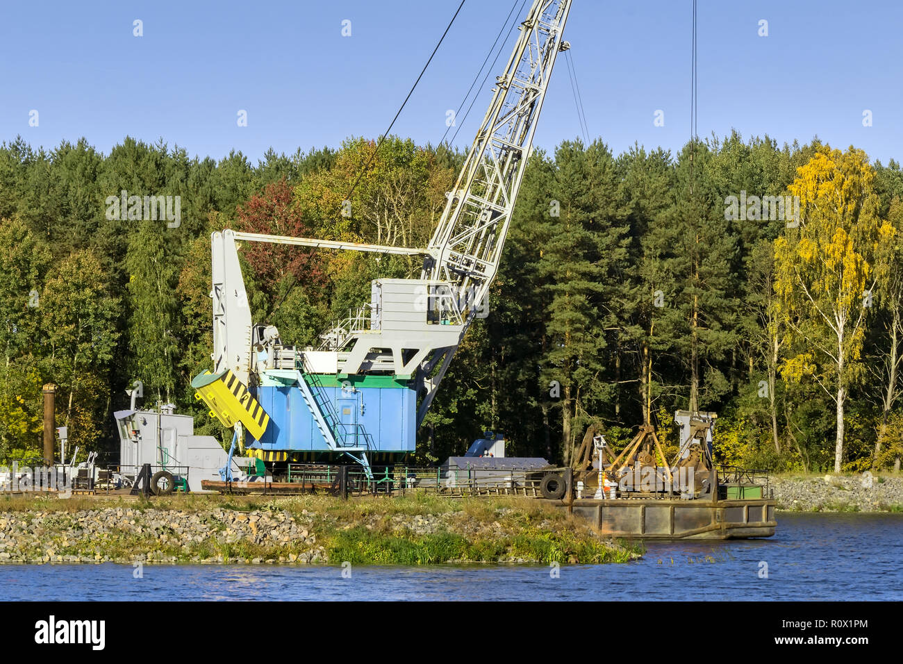 La protection de l'environnement. Sur la rive du fleuve mécanisme de nettoyage de la rivière et l'approfondissement du fleuve pour la navigation. Sur les rives de la rivière Banque D'Images