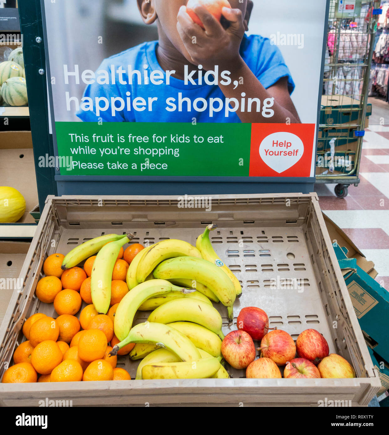 Des fruits pour les enfants dans le supermarché Tesco. UK Banque D'Images