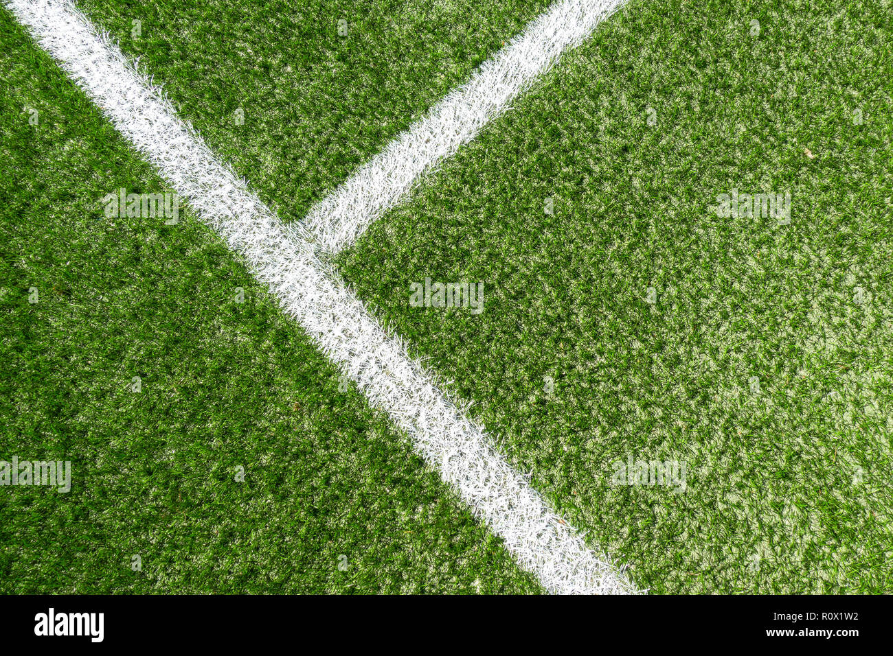 Gazon artificiel synthétique vert sports soccer champ avec angle blanc ligne  stripe Photo Stock - Alamy