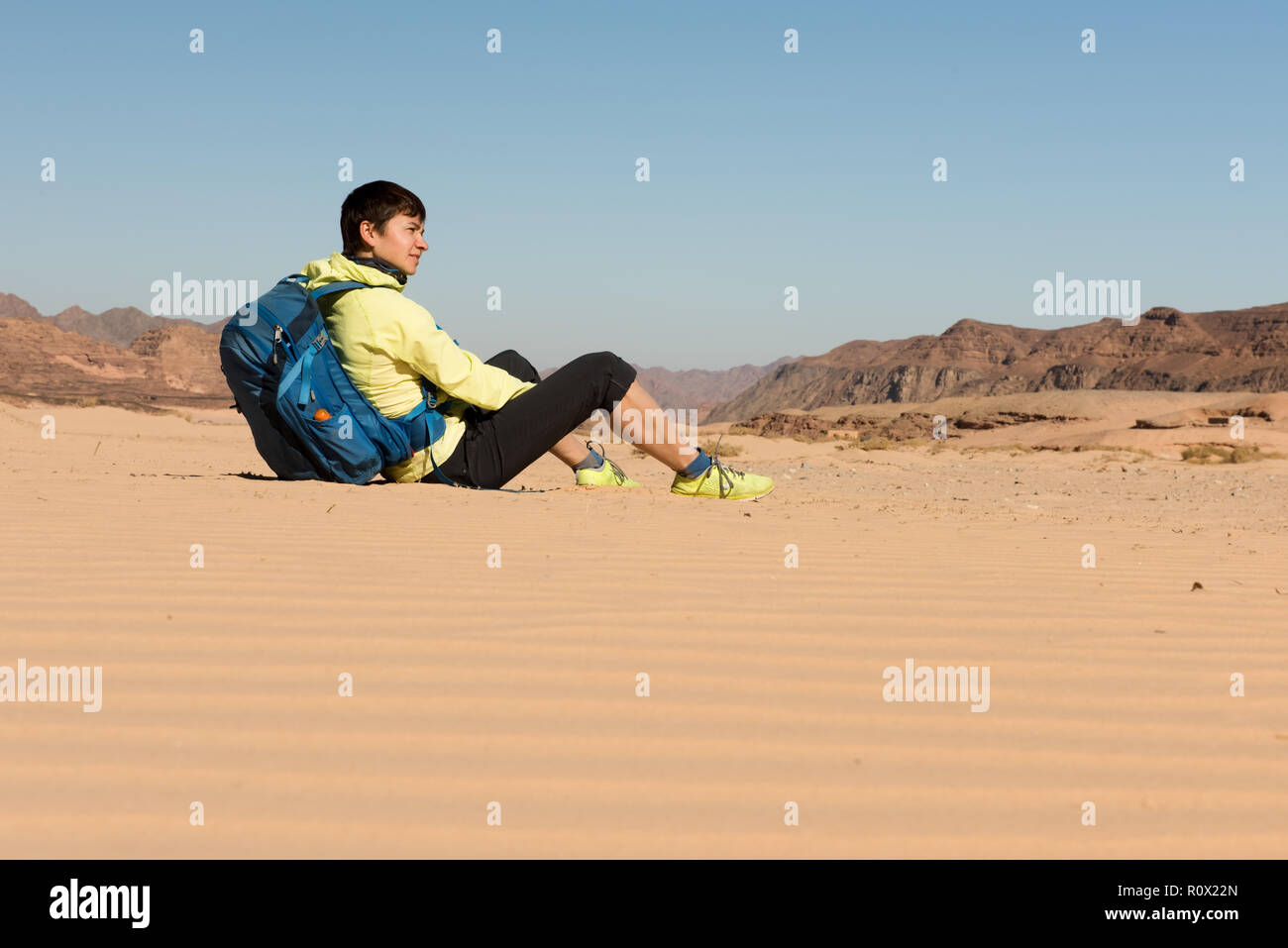 Femme Hiker with backpack profitez d'afficher dans le désert Banque D'Images