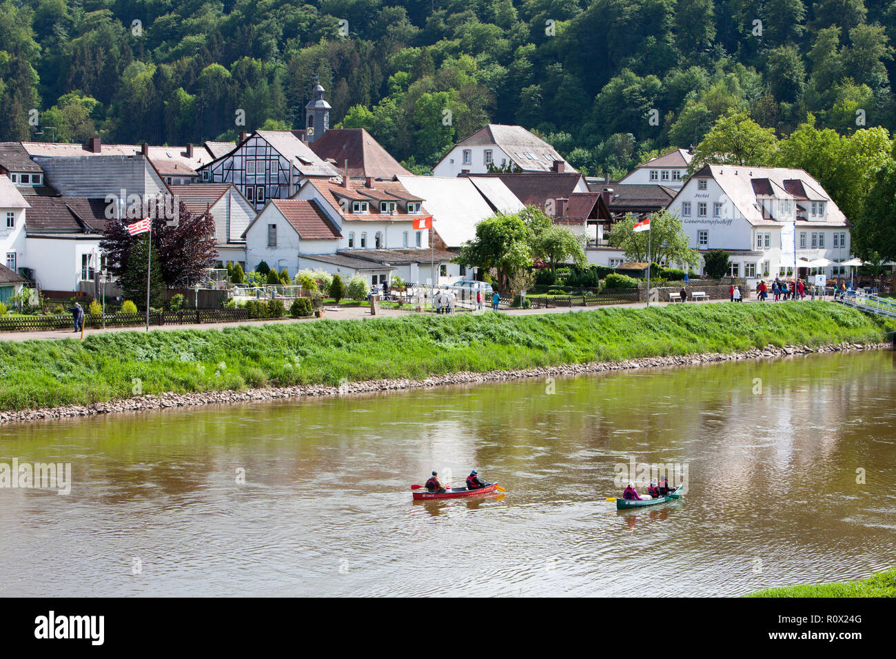 Les pagayeurs en canot sur la rivière Weser, Bad Karlshafen, Haute Vallée de la Weser, Weser Uplands, Thuringe, Hesse, Germany, Europe Banque D'Images