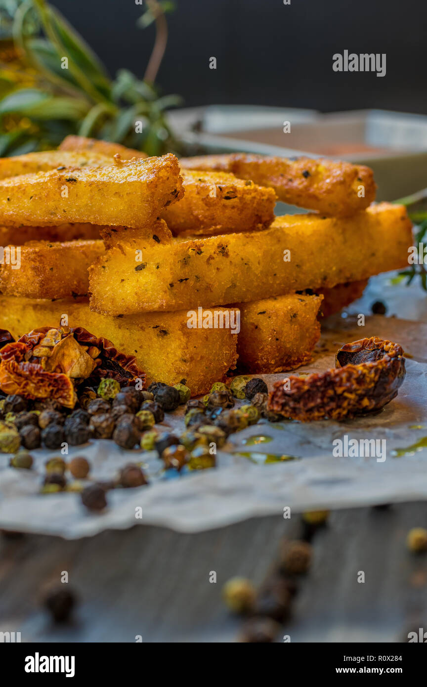 Le maïs et les pommes de terre coupées à l'aide de fines herbes et épices servi avec sauce, frites à l'huile. Banque D'Images