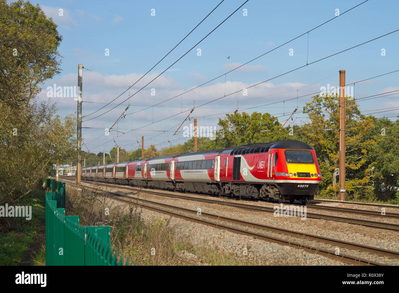 Un LNER TVH avec véhicules 43272 et 43306 se dirige vers le sud le long de la ligne principale de la côte est à Brookmans Park. Banque D'Images