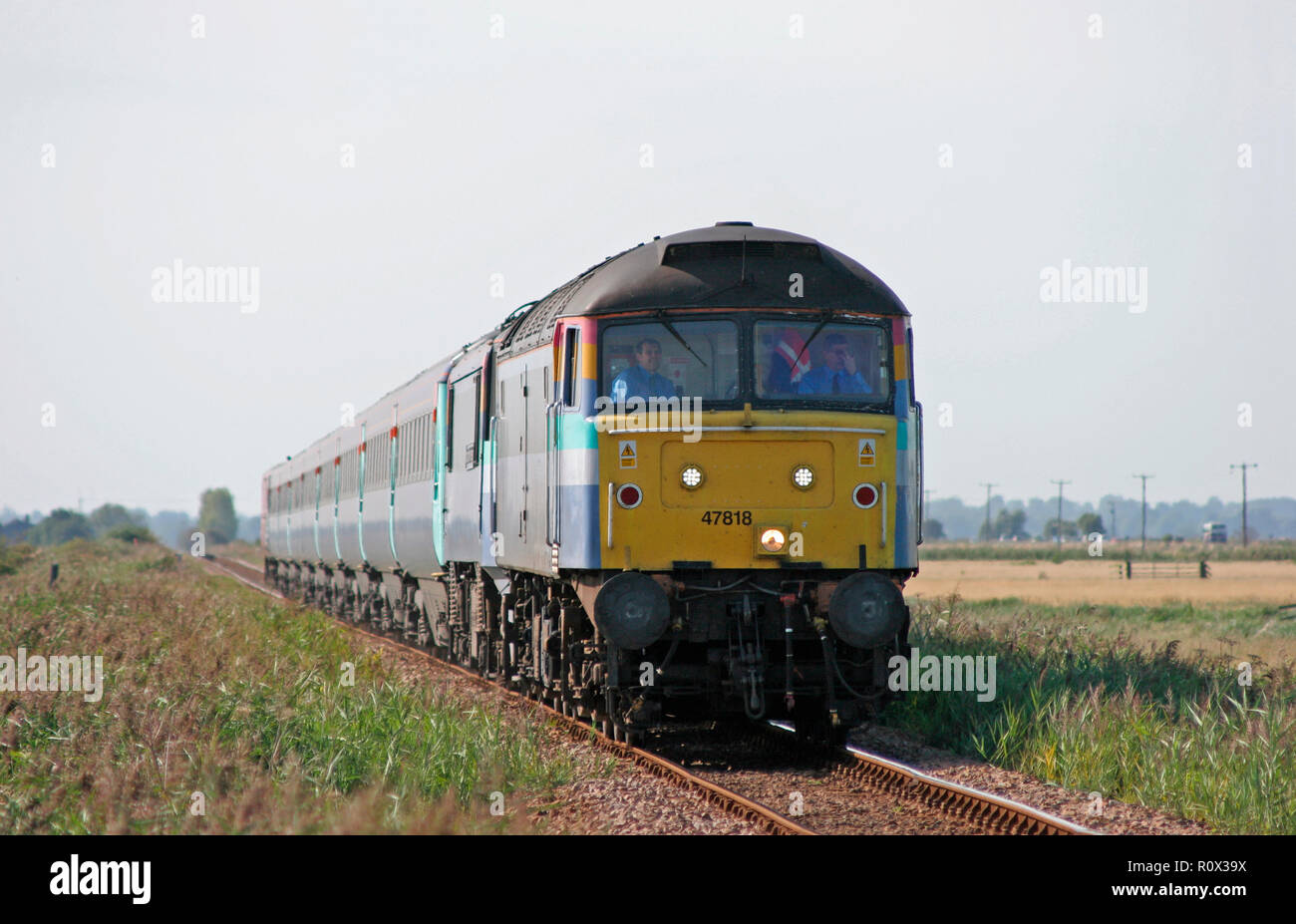 Un certain nombre de locomotives diesel de la classe 47 avec une classe 90 47818 locomotive électrique en remorque forme un samedi d'été au service Breydon Junction. Banque D'Images