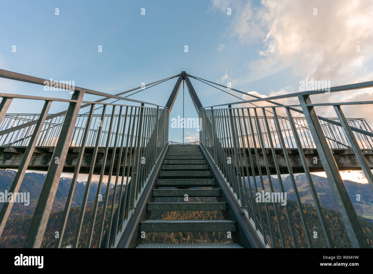Des escaliers mènent jusqu'à la belvédère de 'Il' Spir nommé d'après l'oiseau 'common swift' au-dessus de la gorge Ruinaulta dans la Surselva Suisse juste ou Banque D'Images