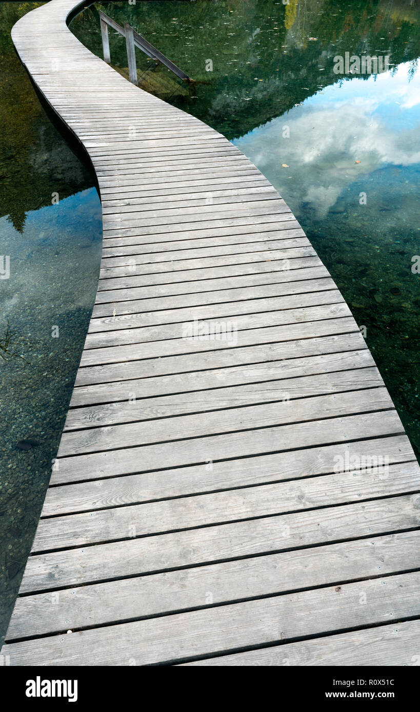 Longue et sinueuse sur une jetée promenade en bois clair bleu foncé près du lac de montagne Banque D'Images