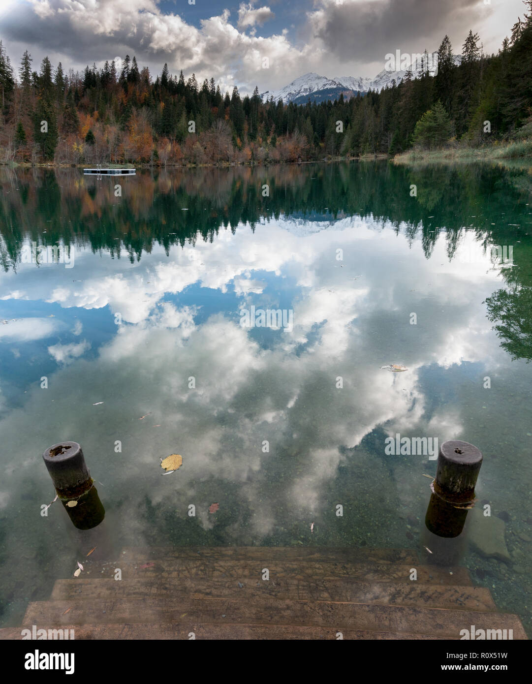 La couleur de l'automne et le feuillage des forêts entourent une paysage lac de montagne idyllique dans les Alpes de Suisse sur la fin de l'automne une journée avec reflets dans l'eau Banque D'Images