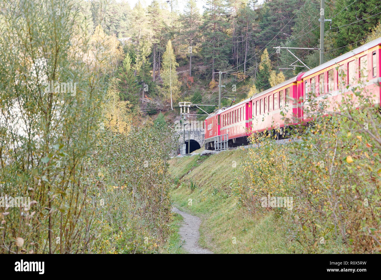 Ruinaulta, Suisse - 16 octobre 2018 : Le Glacier Express train passant par sunny autumnal Ruinaulta - Rheinschlucht (gorge du Rhin), Illanz/Glion Banque D'Images