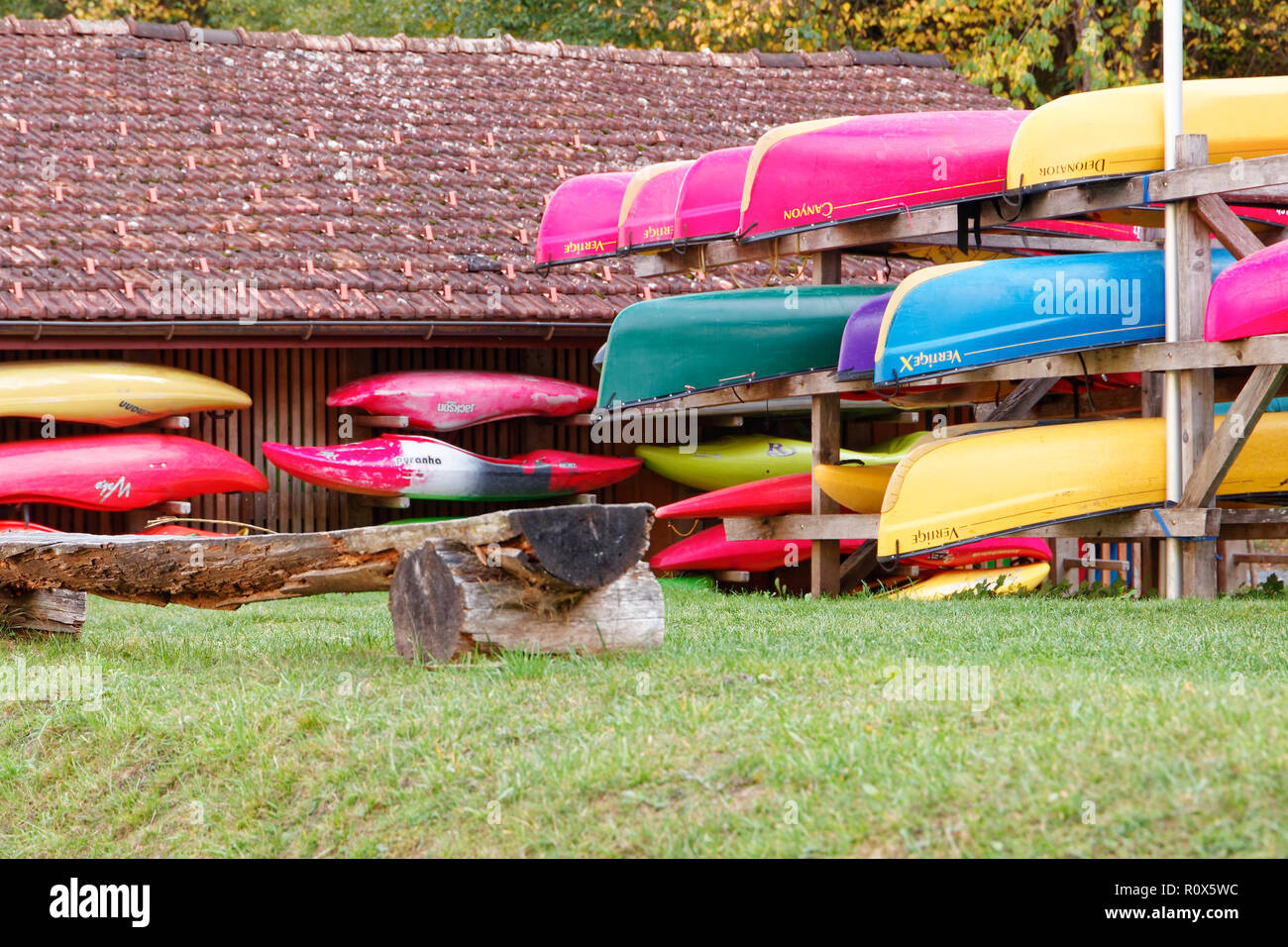 Versam-Safien, Suisse - 16 octobre 2018 : Kayaks et canots près de la gare de stockage Banque D'Images