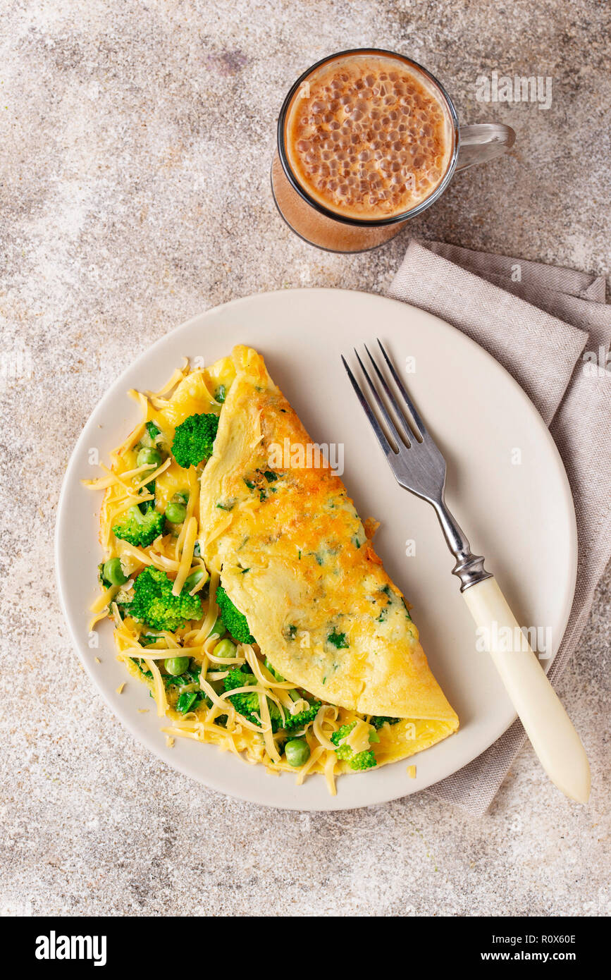 Kéto bas carb omelette et du café à toute épreuve Banque D'Images