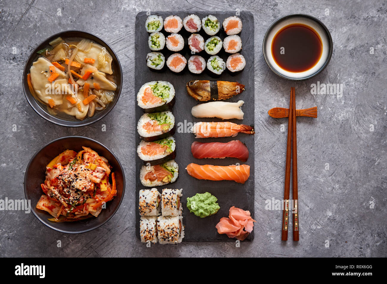 Différents types de sushi sur pierre noire board Banque D'Images