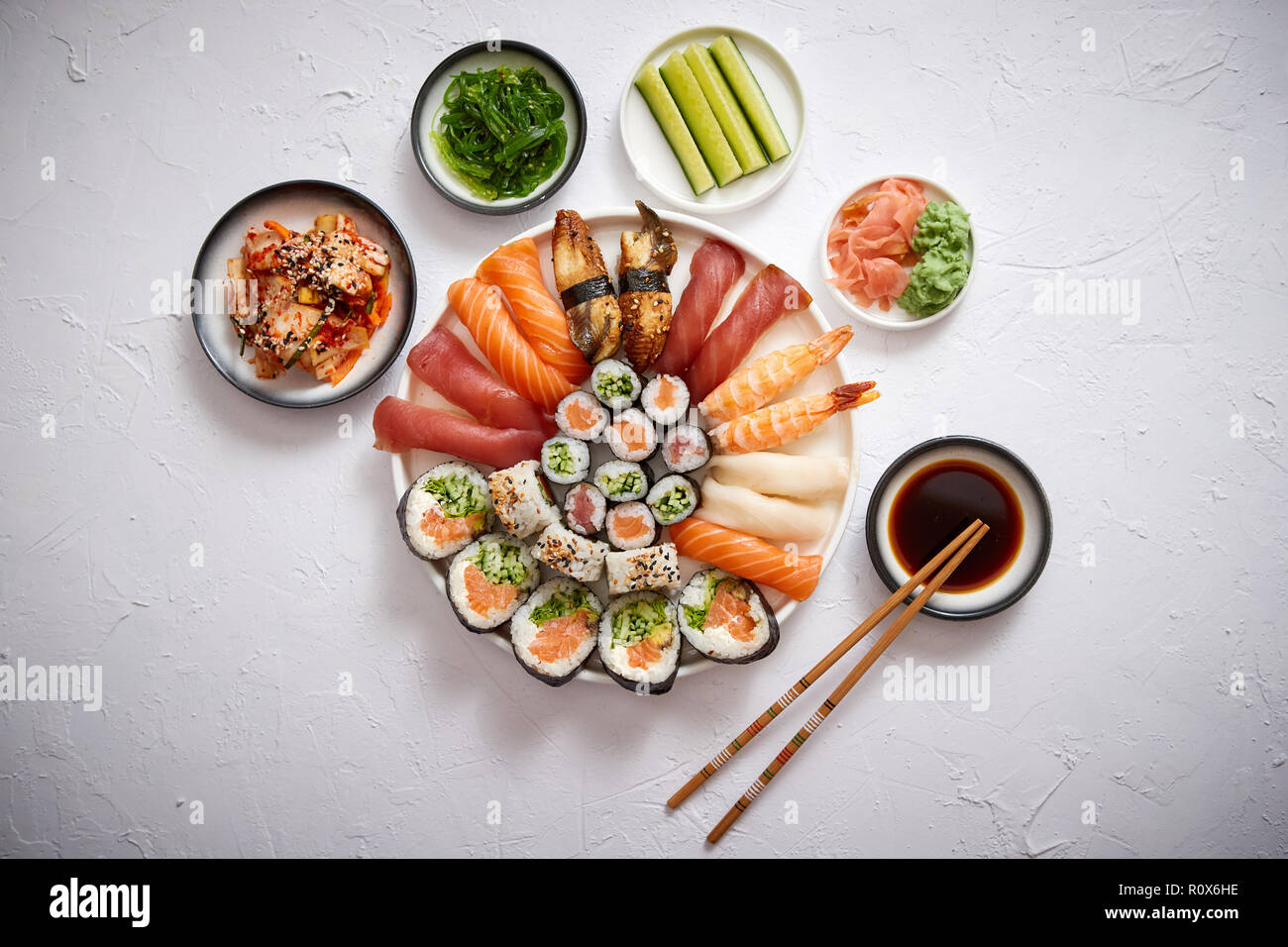Différents rouleaux de sushi placé sur la plaque ronde en céramique Banque D'Images