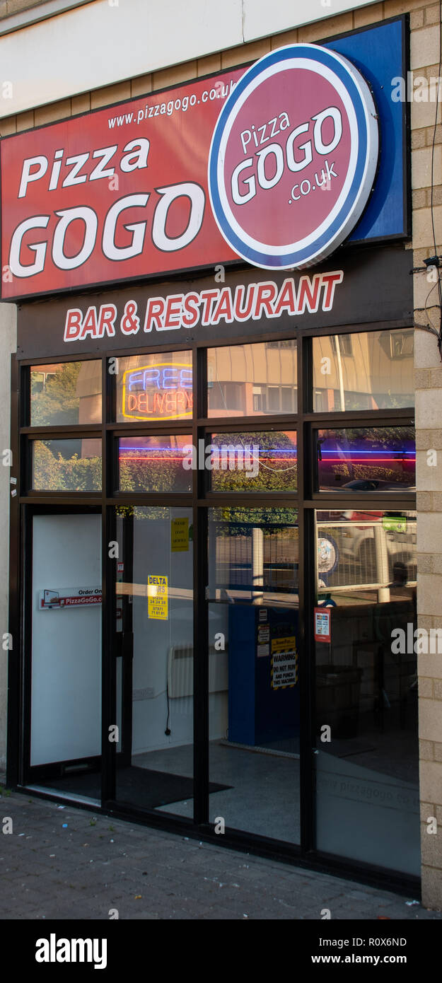 Basingstoke, Royaume-Uni - 27 septembre 2018 : La façade de la Pizza GoGo, une pizzeria et société de livraison en Alcenon Link Banque D'Images