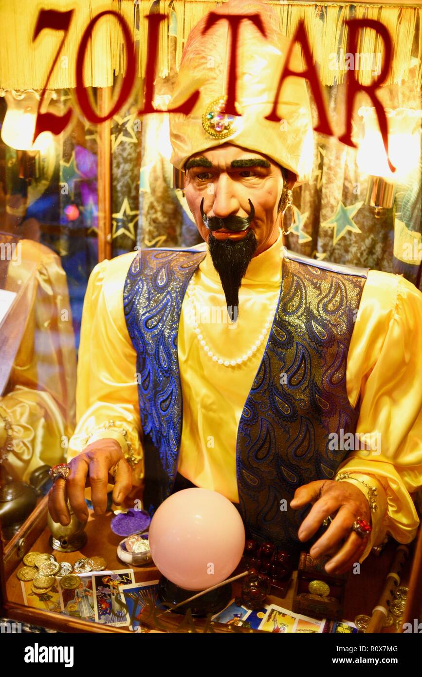 Close-up de la divination d'animatronic machine, après avoir reçu le paiement, fait une prédiction 'Zoltar Zoltar parle' de caractères, en illimité. Banque D'Images