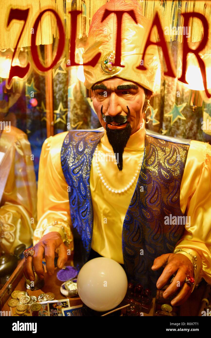 Close-up de la divination d'animatronic machine, après avoir reçu le paiement, fait une prédiction 'Zoltar Zoltar parle' de caractères, en illimité. Banque D'Images