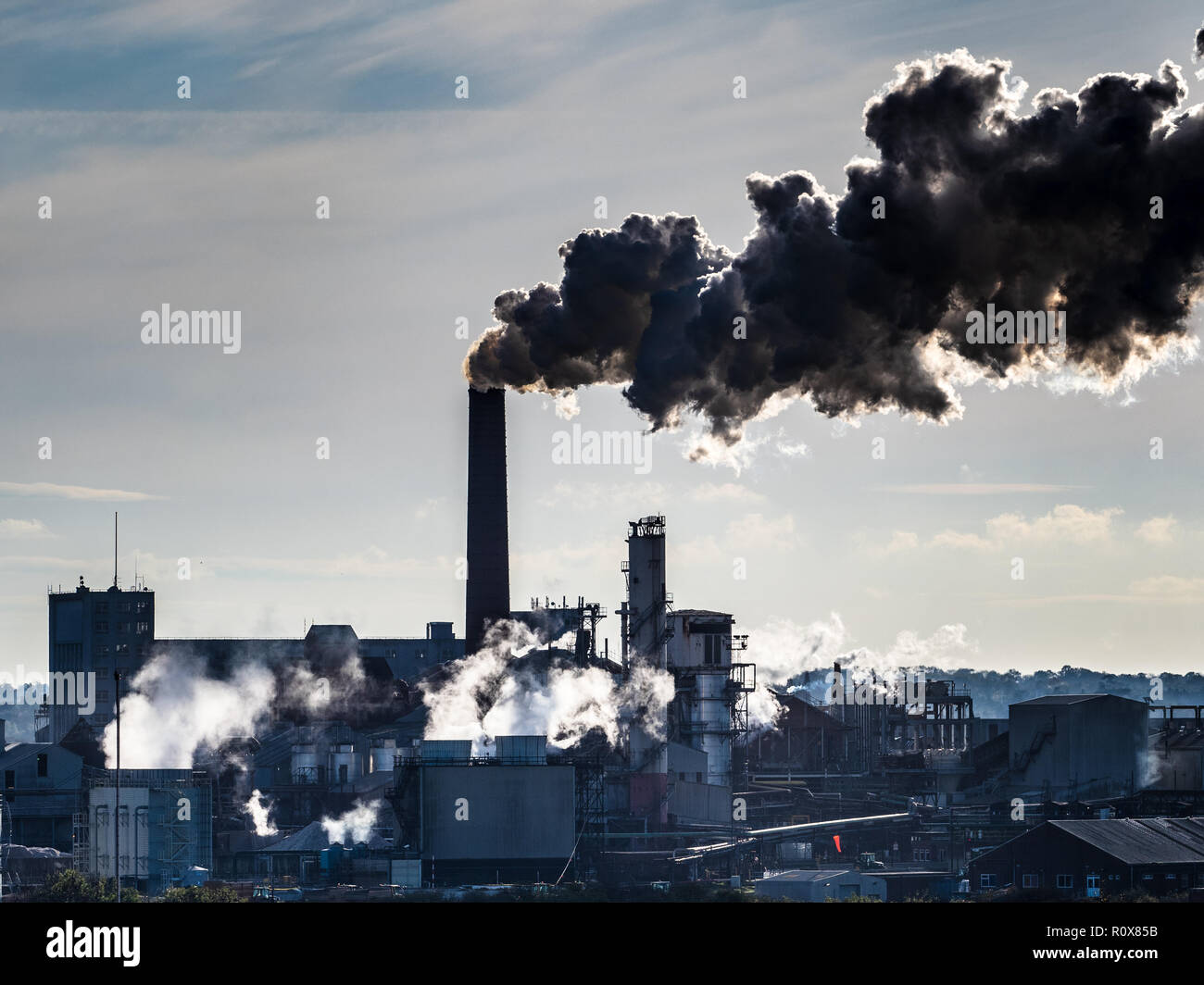 Émissions de l'usine - cheminées de l'usine de betteraves à sucre - la fumée et la vapeur rétroéclairées proviennent de l'usine britannique de sucre de Bury St Edmunds Suffolk Royaume-Uni Banque D'Images