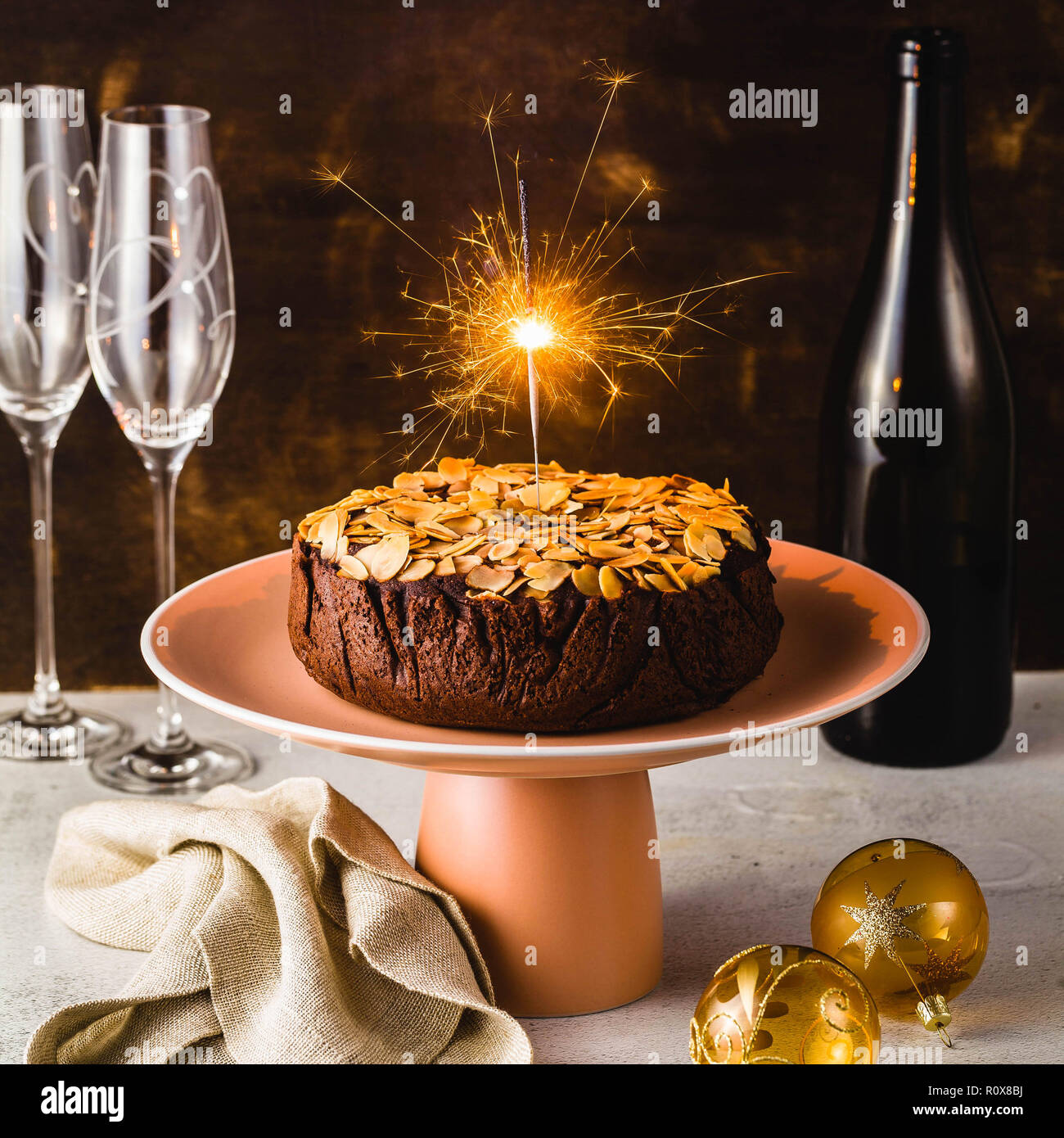 Le Nouvel An Ou De Noel Aux Amandes Gateau Au Chocolat De Fete Avec Du Champagne Sur La Table Photo Stock Alamy Le Nouvel An Ou De Noel Aux Amandes Gateau Au Chocolat De Fete Avec Du Champagne Sur La Table Photo Stock Alamy