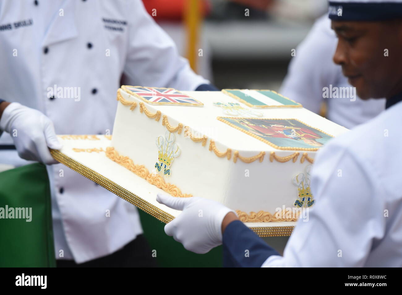 La Marine Nigeriane Preparer Un Gateau D Anniversaire Pour Le Prince De Galles Lors De Sa Visite A La Marine De Lagos Au Nigeria Couchettes Le Huitieme Jour De Leur Voyage En Afrique La Marine Nigeriane Preparer Un Gateau D Anniversaire Pour Le Prince De Galles Lors De Sa Visite A La Marine De Lagos Au Nigeria Couchettes Le Huitieme Jour De Leur Voyage En Afrique