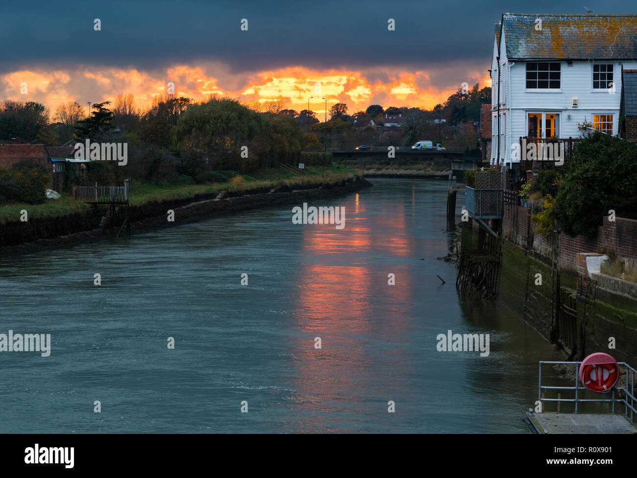 Coucher du soleil en automne sur la rivière Arun et riverside maisons dans Arundel, West Sussex, Angleterre, Royaume-Uni. Banque D'Images