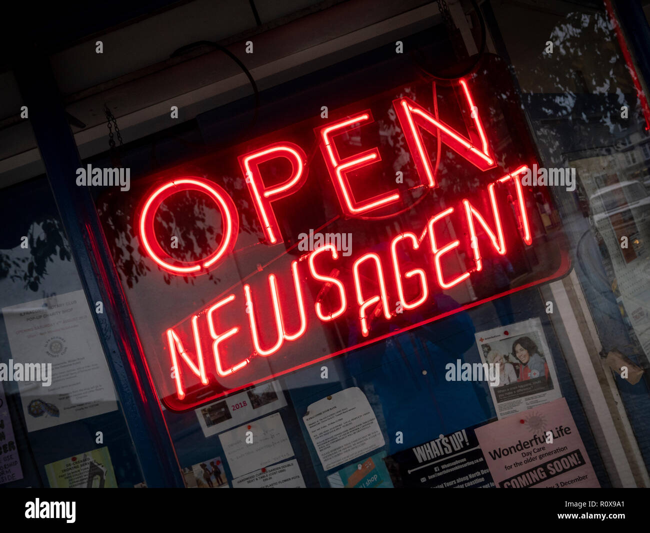 Une enseigne au néon rouge dans un magasin de tabac dans l'UK Open Marchands Banque D'Images