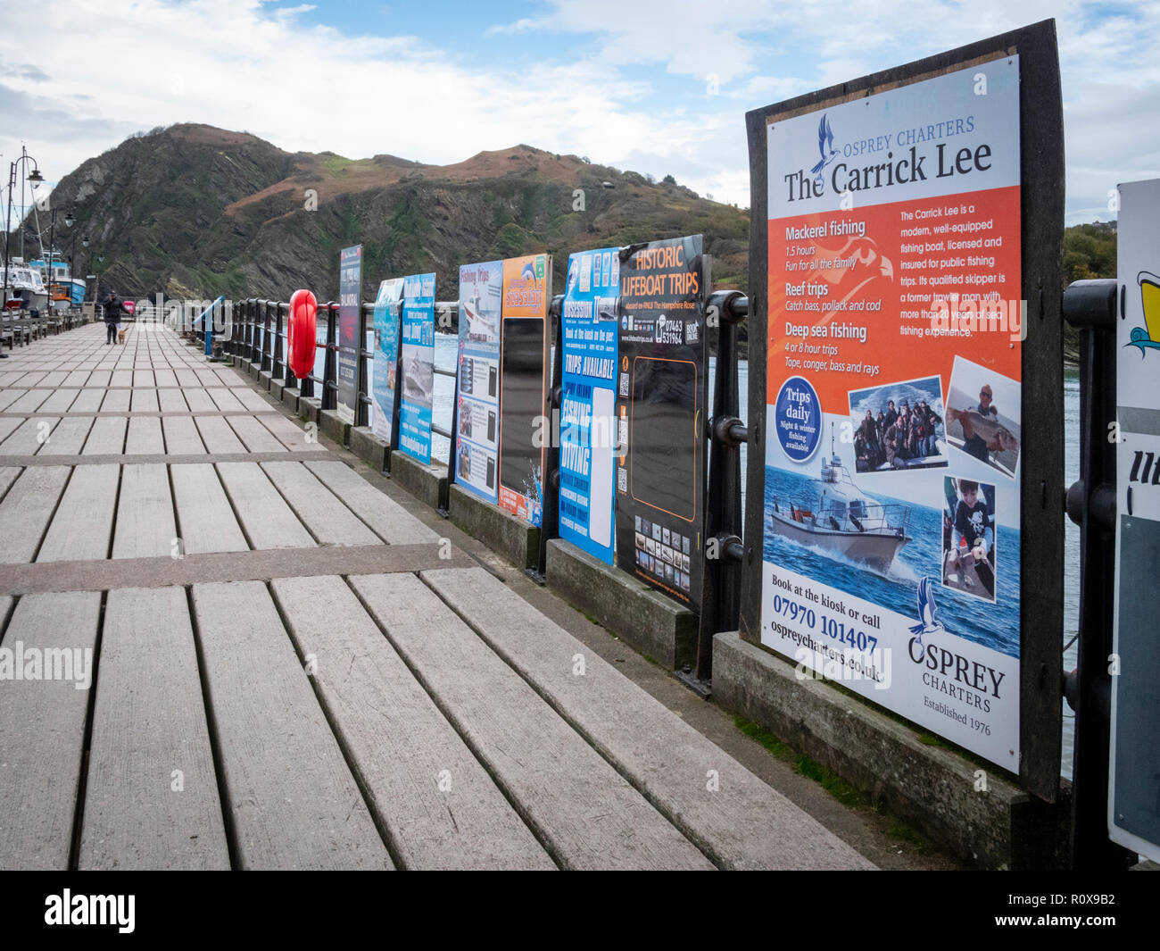 Des excursions touristiques et d'excursion en bateau au port d'affiches publicitaires Ilfracombe Devon UK sur un automne humide hors saison jour o Banque D'Images