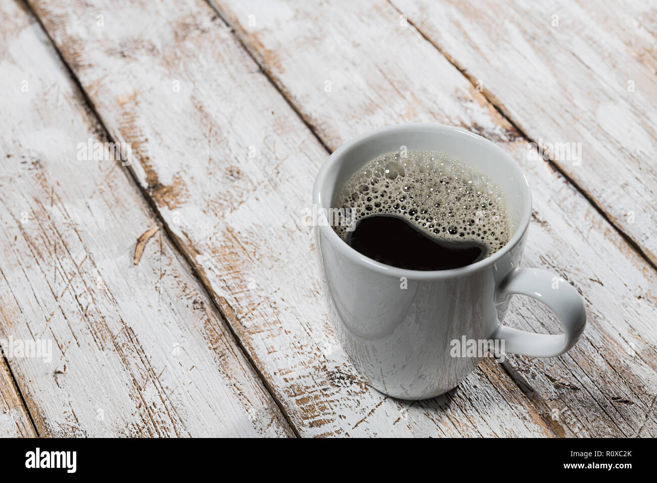 Tasse blanche avec du café sur la vieille table en bois Banque D'Images