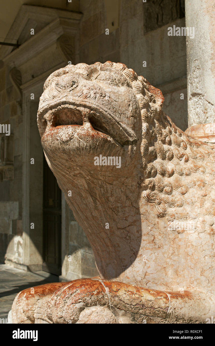 Sculpture Lion colonnes de soutien de la cathédrale de Crémone, en Lombardie, Italie Banque D'Images