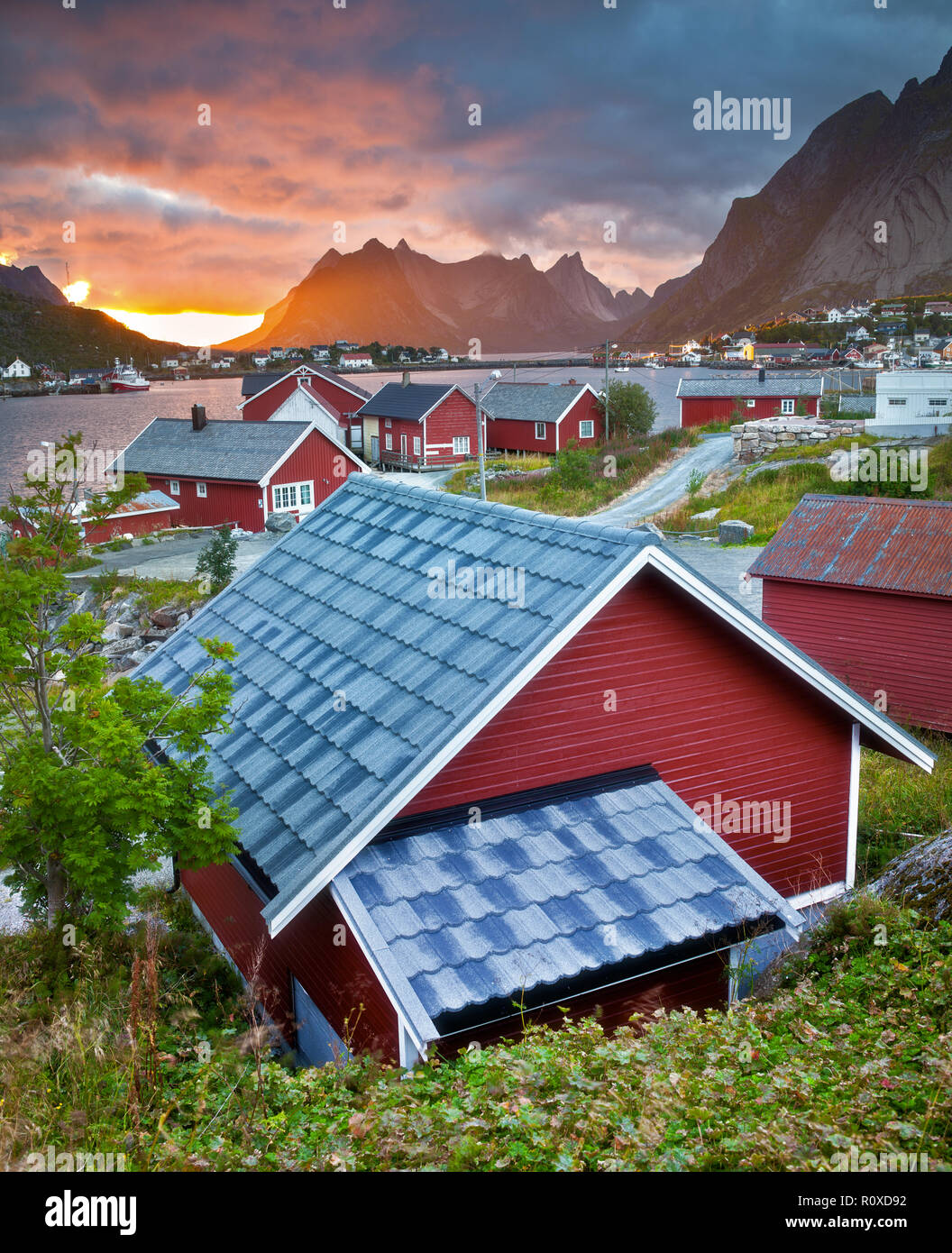 Rorbuers rouge maisons de pêcheurs traditionnelles sont dans les Lofoten Banque D'Images