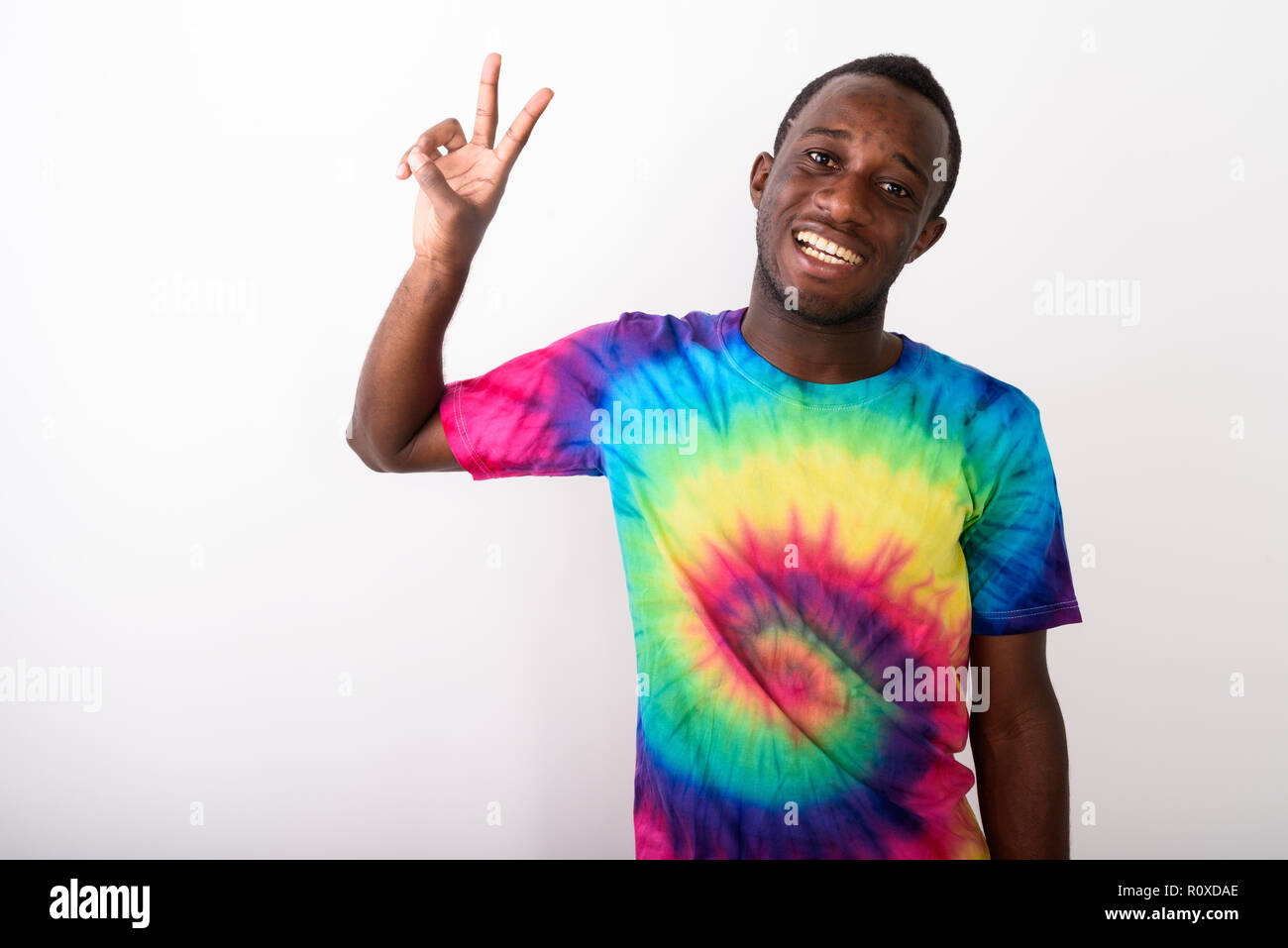 Studio shot of young happy black African man smiling et décisions Banque D'Images