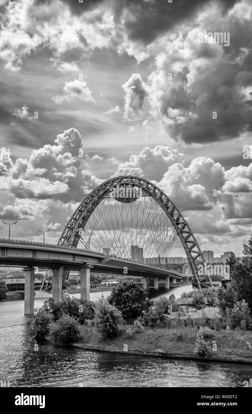 Zhivopisny Bridge le plus élevé en Europe pont à haubans sur la Moskova. Nuageux jour d'été. Les nuages d'un noir et blanc . Moscou. La Russie Banque D'Images