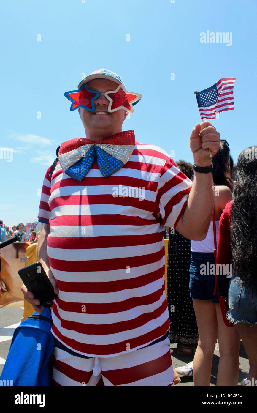 Un homme en costume stars and stripes vagues un drapeau américain à Coney Island nathans hot dog eating concurrence 2017 Banque D'Images
