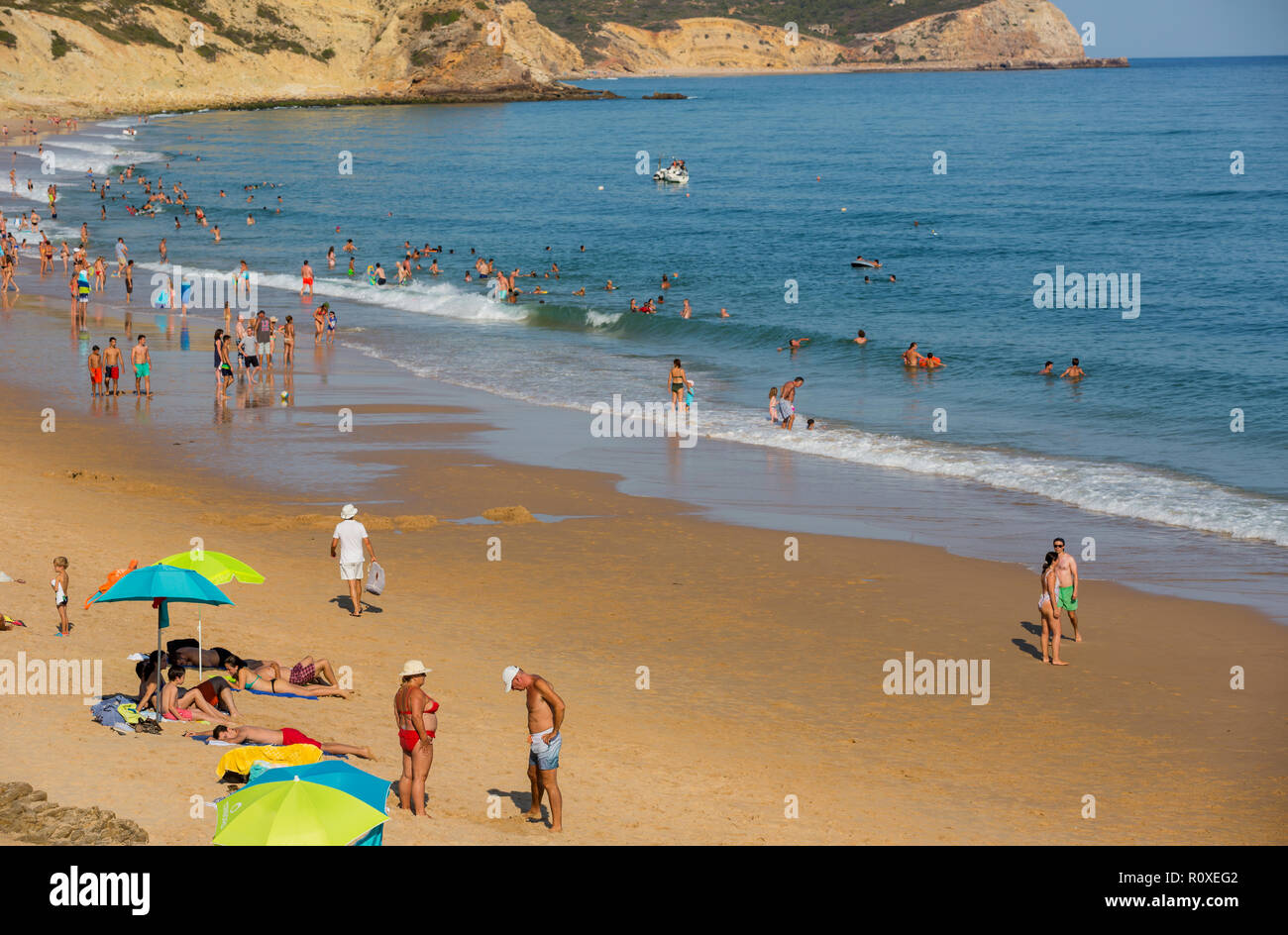 VILA DO BISPO, PORTUGAL - 21 août 2018 : les gens à la célèbre plage de Salema à Vila do Bispo. Cette plage fait partie d'un célèbre région touristique d'Alg Banque D'Images