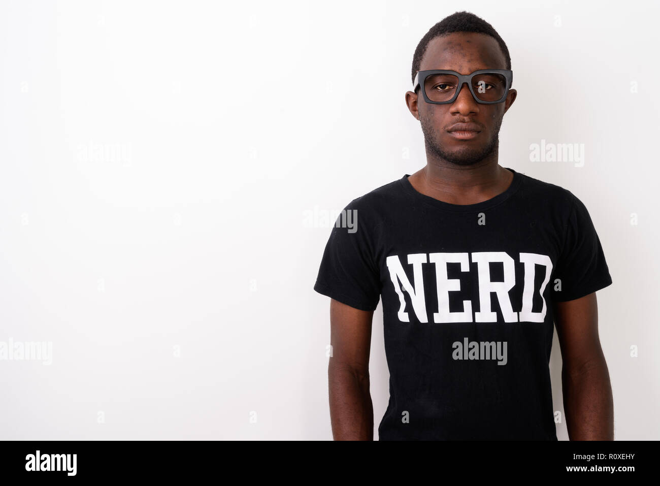 Studio shot of young black African geek Nerd homme portant une chemise Banque D'Images